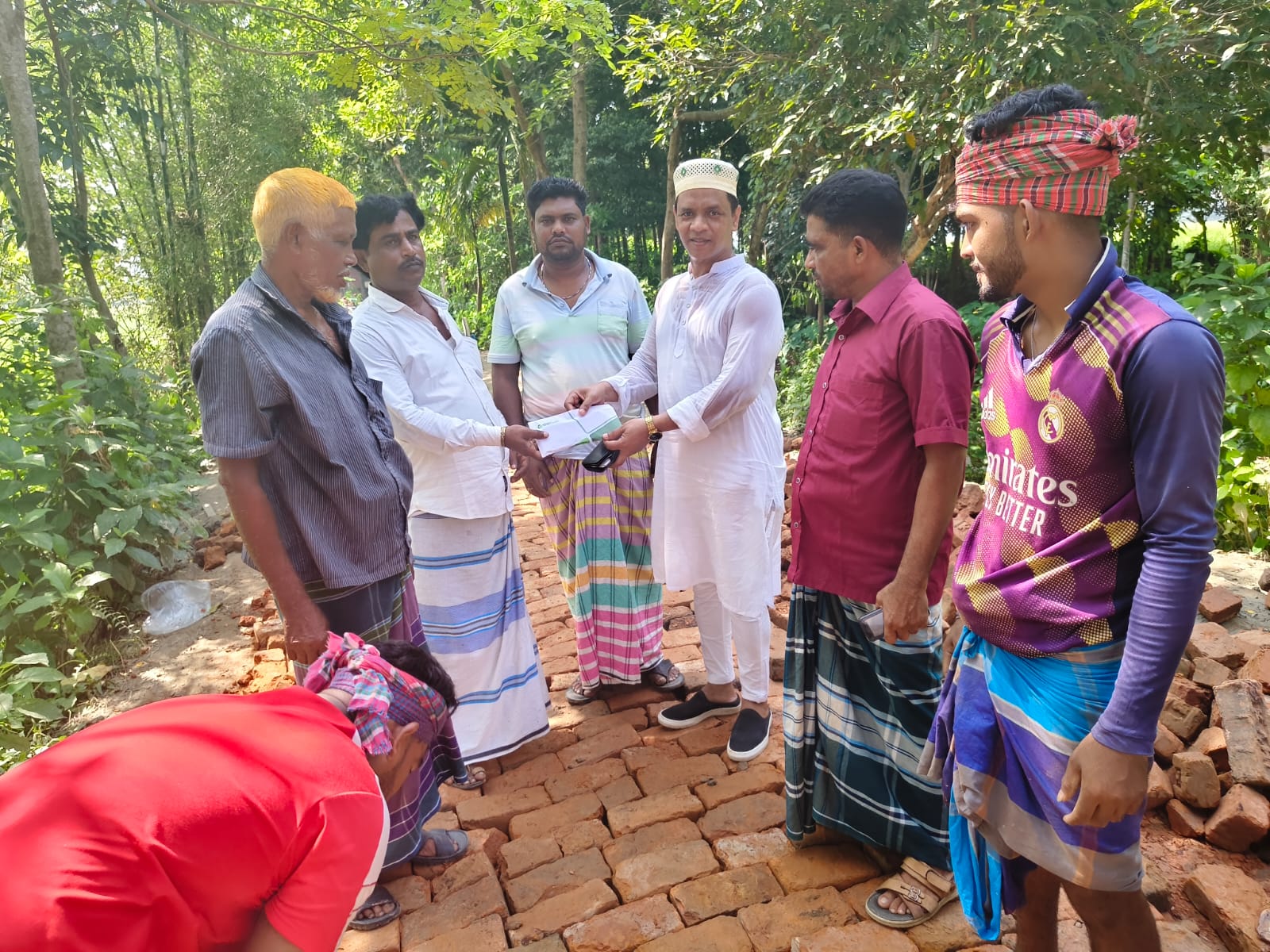 বাশগাড়িতে জনসাধারণের অর্থায়নে মাটির রাস্তা সংস্কার, পাশে আলহাজ্ব বাবুল আকন