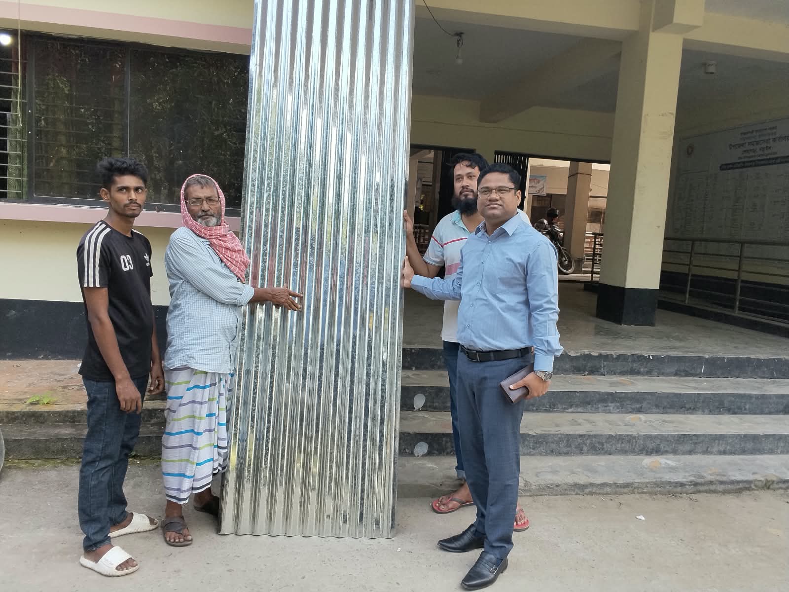 আ’গু’নে ঘর পোড়া ব্যক্তিকে ঢেউটিন ও শুকনো খাবার প্রদান করলেন লোহাগড়ার ইউএনও