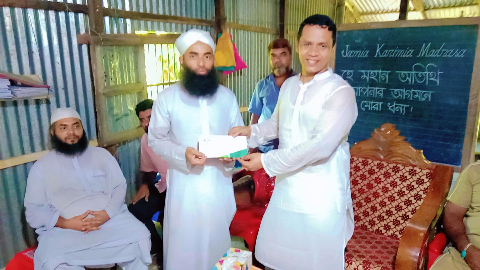 বাবুল আকনের পক্ষ থেকে মাদ্রাসা শিক্ষার্থীদের নগদ অর্থ ও পবিত্র কোরান উপহার