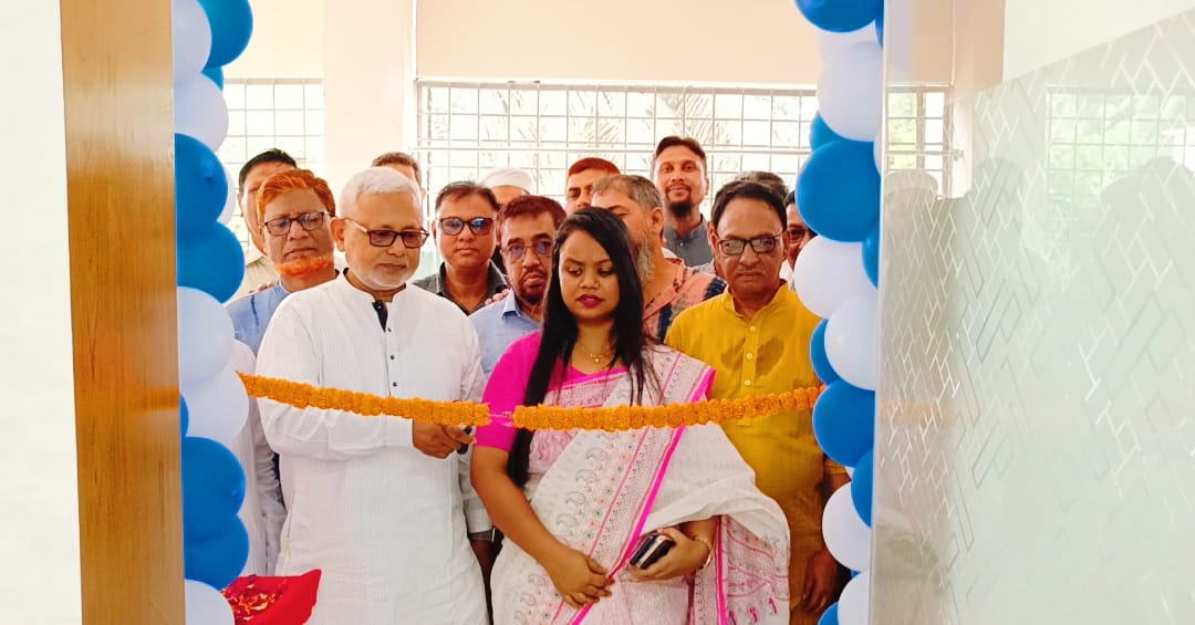 বীরগঞ্জে পরিদর্শন কক্ষের উদ্বোধন শেষে বৃক্ষরোপণ কর্মসূচিতে: এমপি মজুনরুল ইসলাম মঞ্জু.