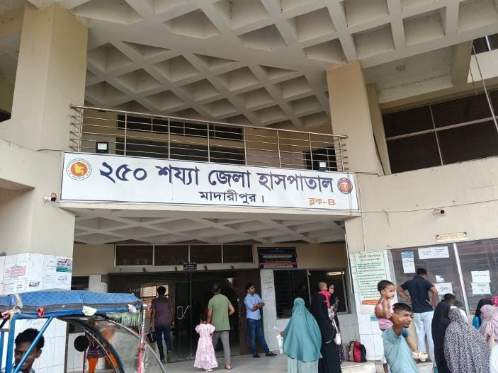 মাদারীপুরে ২৫০ শয্যা হাসপাতালে ঠাঁই নেই, মেঝেতেও শিশুদের চিকিৎসা