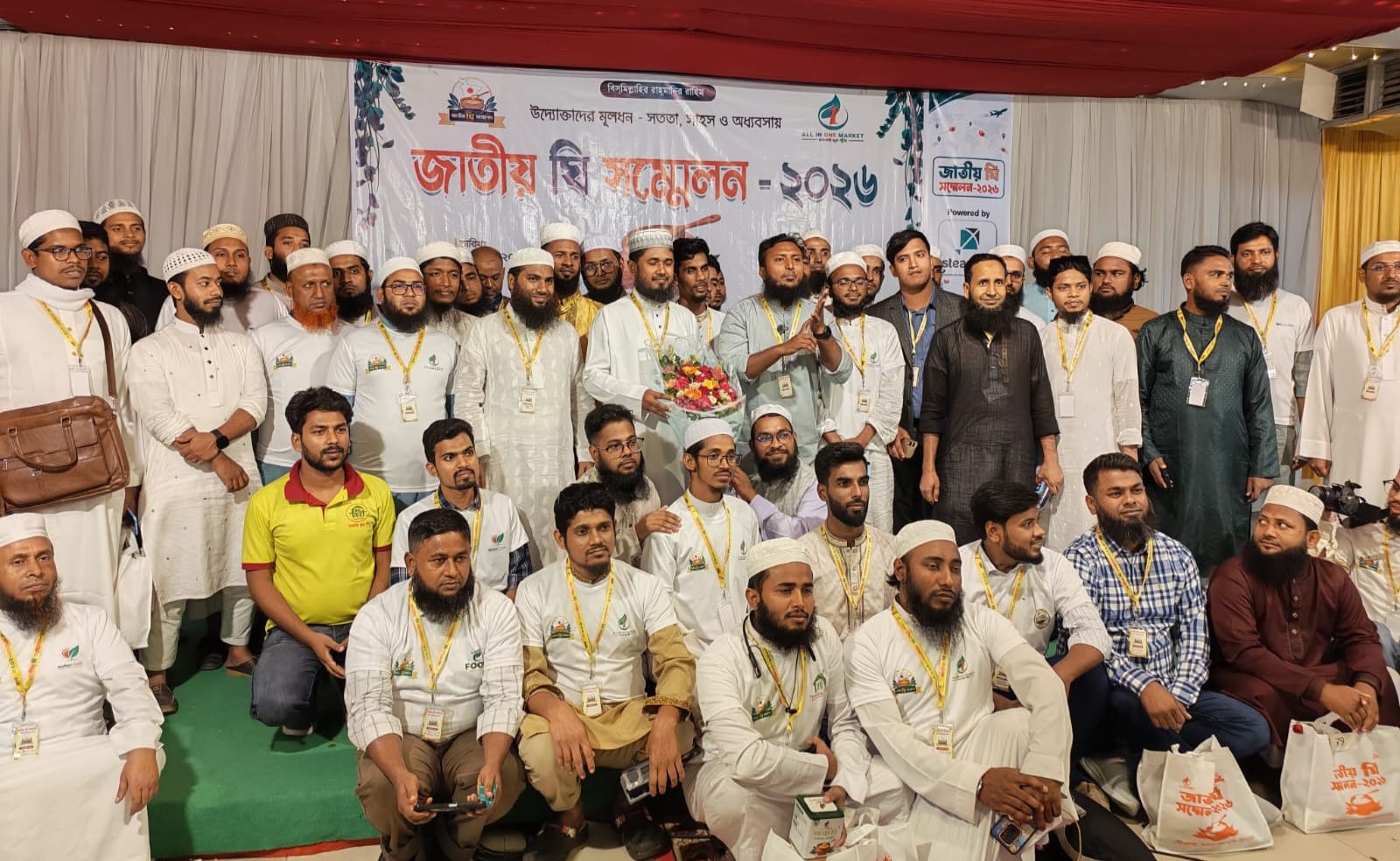 জাতীয় ঘি সম্মেলন-২০২৬ অনুষ্ঠিত  নিজস্ব প্রতিবেদক ২৪ অক্টোবর শনিবার অল ইন ওয়ান মার্কেটের উদ্যোগে দেশের ঘি শিল্পের উন্নয়ন, ভেজাল প্রতিরোধ, নিরাপদ খাদ্য নিশ্চিতকরণ এবং দেশীয় উৎপাদকদের স্বার্থ সংরক্ষণের লক্ষ্যে রাজধানী ঢাকায় পলওয়েল কনভেনশন সেন্টারে অনুষ্ঠিত হয়েছে “জাতীয় ঘি সম্মেলন-২০২৬   সম্মেলনে দেশের বিভিন্ন জেলা থেকে ঘি উৎপাদক, ব্যবসায়ী, উদ্যোক্তা ও সংশ্লিষ্ট ব্যক্তিবর্গ অংশগ্রহণ করেন। বক্তারা বলেন, দেশীয় ঘি শিল্পের ব্যাপক সম্ভাবনা রয়েছে। সঠিক মান নিয়ন্ত্রণ, আধুনিক উৎপাদন ব্যবস্থা এবং কার্যকর বিপণনের মাধ্যমে বাংলাদেশ শুধু দেশের চাহিদাই পূরণ করতে পারবে না, ভবিষ্যতে আন্তর্জাতিক বাজারেও দেশীয় ঘির অবস্থান শক্তিশালী করা সম্ভব হবে।  আলোচনায় ভেজালমুক্ত ও মানসম্মত ঘি উৎপাদন, ভোক্তাদের আস্থা বৃদ্ধি, উৎপাদকদের পারস্পরিক সহযোগিতা, ব্র্যান্ডিং, বাজার সম্প্রসারণ এবং রপ্তানির সম্ভাবনা নিয়েও বিস্তারিত মতবিনিময় করা হয়।  বক্তারা আরও বলেন, দেশের ঐতিহ্যবাহী ঘিকে আন্তর্জাতিক মানে উন্নীত করতে উৎপাদক, ব্যবসায়ী ও সংশ্লিষ্ট সরকারি-বেসরকারি প্রতিষ্ঠানের সমন্বিত উদ্যোগ প্রয়োজন। পাশাপাশি নিয়মিত প্রশিক্ষণ, গবেষণা এবং প্রযুক্তির ব্যবহার বাড়ানোর ওপরও গুরুত্বারোপ করা হয়।  সম্মেলনের শেষ পর্বে দেশীয় ঘি শিল্পকে আরও সমৃদ্ধ ও টেকসই করার লক্ষ্যে সকল উদ্যোক্তা ও ব্যবসায়ীদের ঐক্যবদ্ধভাবে কাজ করার আহ্বান জানানো হয়।  উল্লেখ্য, “জাতীয় ঘি সম্মেলন-২০২৬” দেশের ঘি শিল্পকে একটি সুসংগঠিত ও মানসম্পন্ন খাতে রূপান্তরের লক্ষ্যে গুরুত্বপূর্ণ ভূমিকা রাখবে বলে আশাবাদ ব্যক্ত করেন অংশগ্রহণকারীরা।  উক্ত সম্মেলনে কিং অব ঘি খ্যাত মো: শাহাদাত হোসেনের আহবানে সারা দিয়ে অসংখ্য সফল উদ্যোক্তারা অংশ নেন। স্টেডফাস্ট কুরিয়ারের ফাউন্ডার, কে. এম রিদওয়ানুল বারি জিয়ন, নাহিদ’স ওয়ার্ল্ডের কর্ণধার মো: নাহিদ হাসান রুবেল, আর এস লেদারের ফাউন্ডার, মো: সাইদুর রহমান, বেলতা ন্যাচারাল বিডির কর্ণধার মো: মেহেদী হাসান এবং সম্মেলনের আহবায়ক ও অল ইন ওয়ান মার্কেটের ফাউন্ডার মো: শাহাদত হোসেন প্রমুখ।  এছাড়াও অসংখ্য আলোচক গুরুত্বপূর্ণ আলোচনা রাখেন। কন্টেন্ট কিং লিমিটেড এর ফাউন্ডার মো: ইকরাম সাহেবও কন্টেন্ট ক্রিয়েশন ও রিচ বৃদ্ধির কৌশল নিয়ে বক্তব্য দেন।