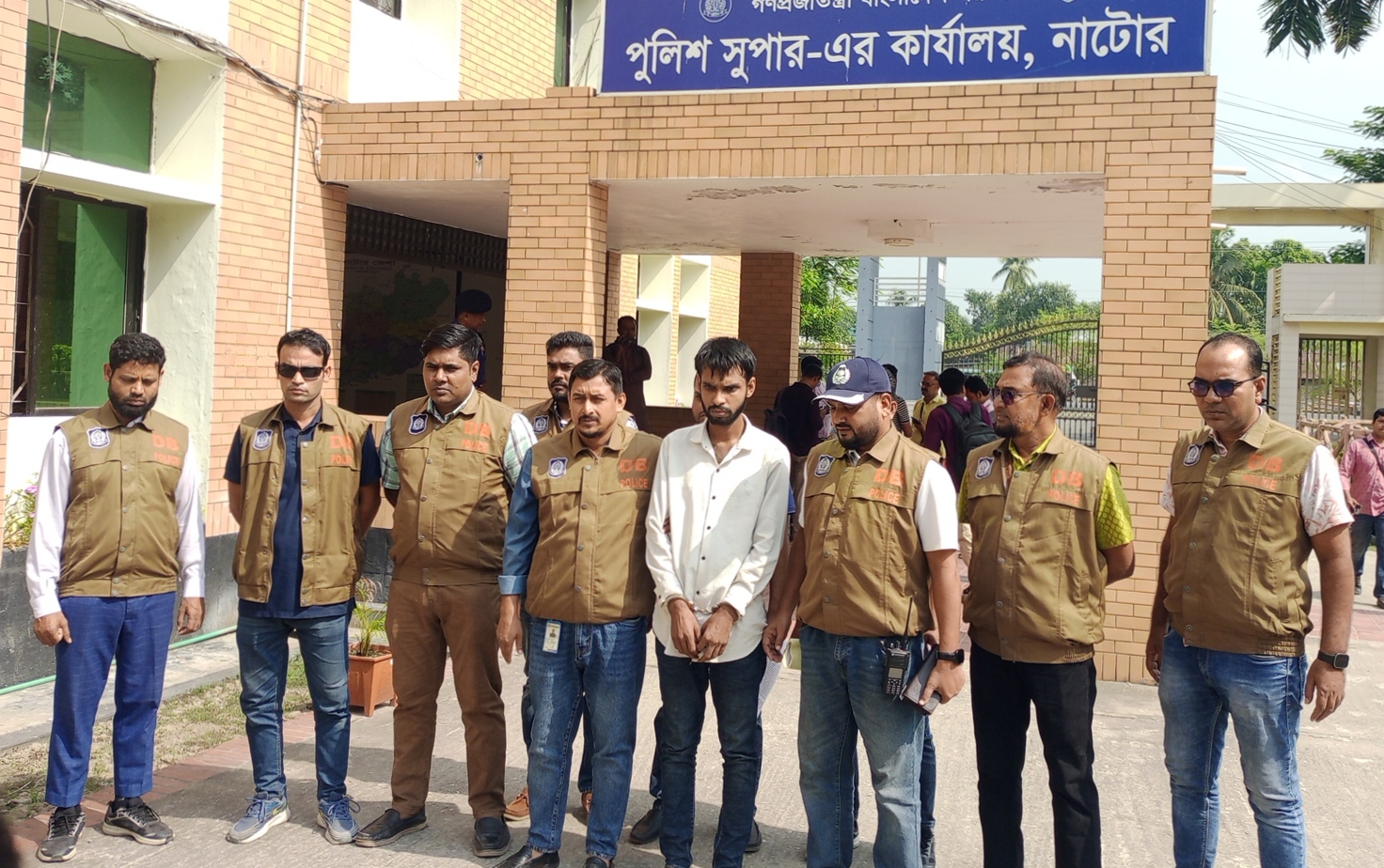 প্রধানমন্ত্রীর প্রেস সচিবের স্টাফ পরিচয়ে প্রতারণা, নাটোরের সাবেক ছাত্রলীগ নেতার আবু হুরায়রা গ্রেফতার