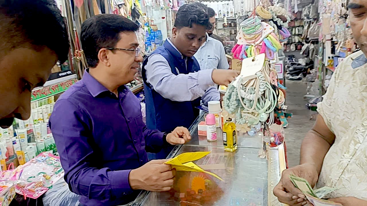 গৌরনদীতে অনুমোদনহীন কসমেটিকস বিক্রি, দুই দোকানকে ১০ হাজার টাকা জরিমানা