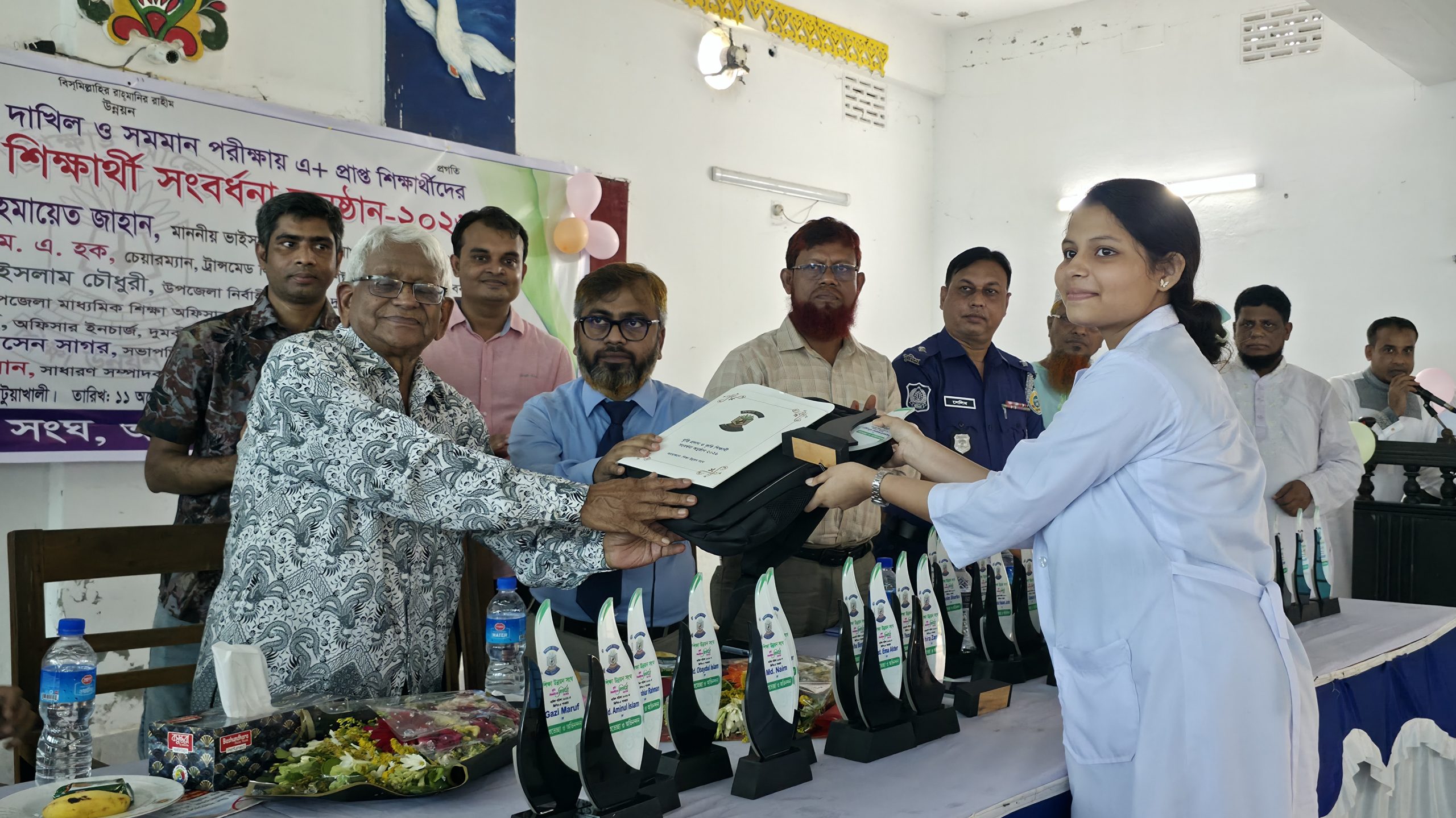 দুমকীতে শিক্ষা উন্নয়ন সংঘের উদ্যোগে ৭০ কৃতি শিক্ষার্থীকে সংবর্ধনা ও বৃত্তি প্রদান