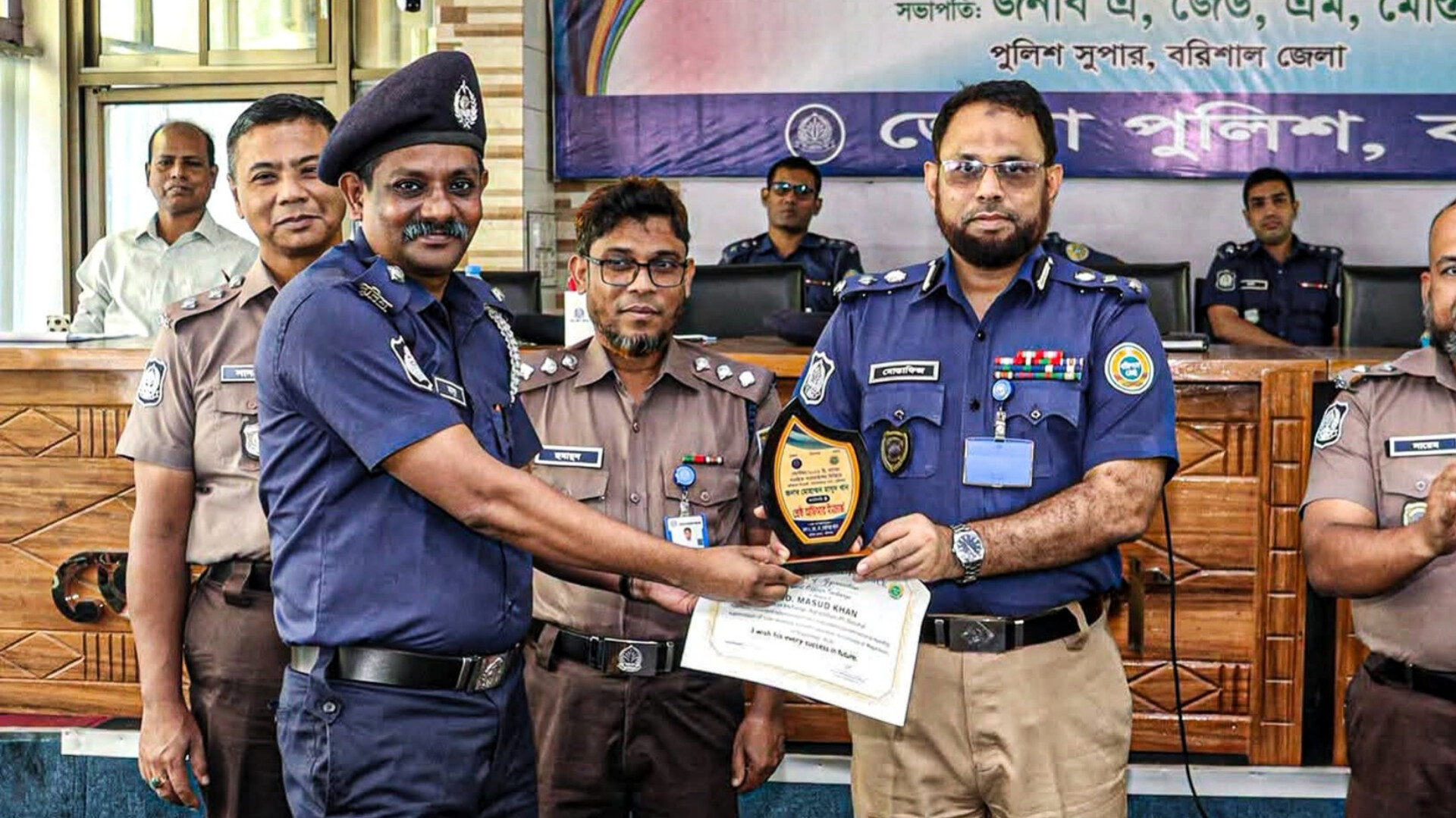 আগৈলঝাড়া থানার অফিসার ইনচার্জ মোহাম্মদ মাসুদ খান পেলেন জেলার শ্রেষ্ঠ ওসির সম্মাননা