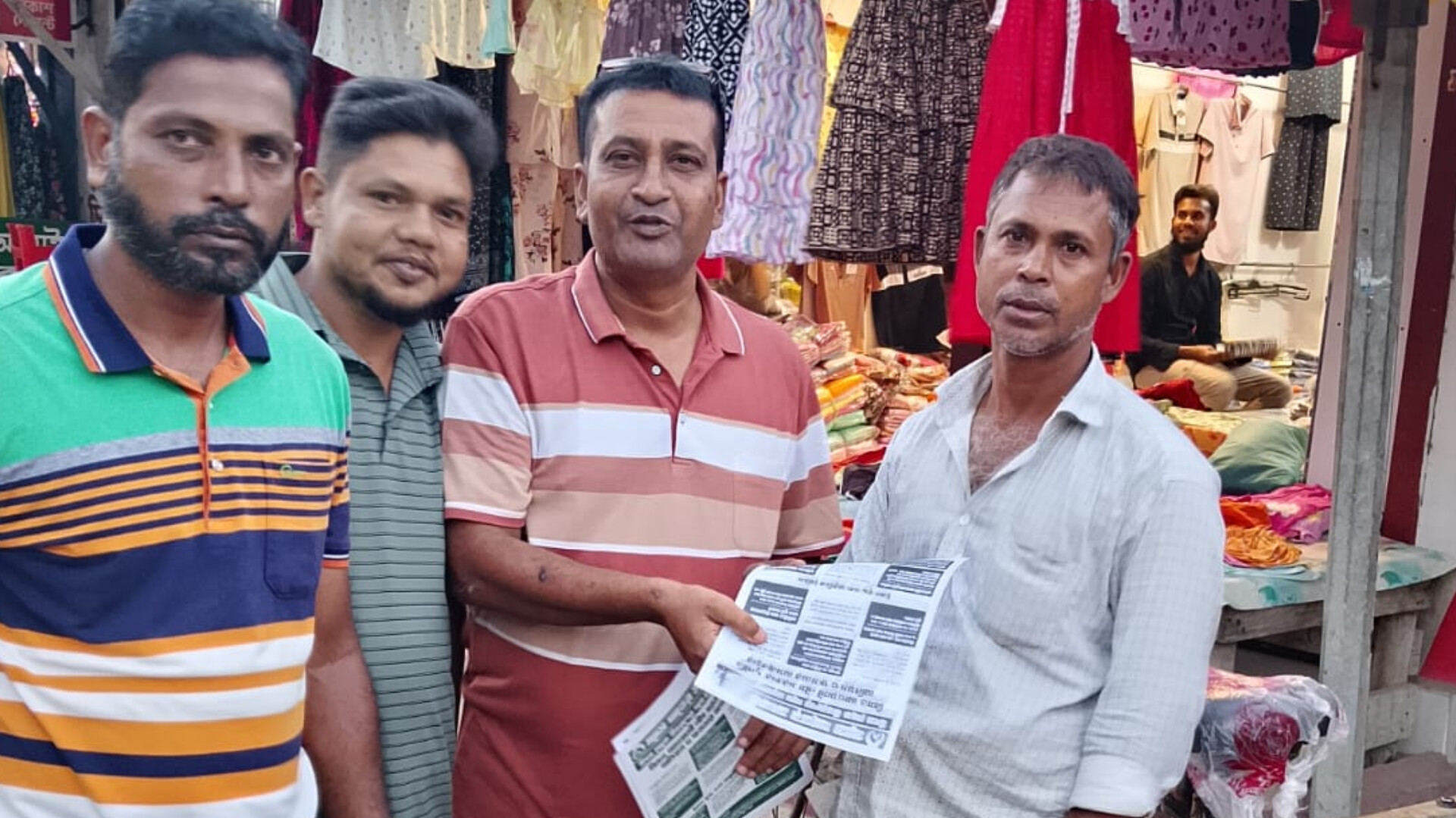 আত্রাইয়ে গ্যাস ও জ্বালানি সংকট নিয়ে স্বেচ্ছাসেবক দলের লিফলেট বিতরণ