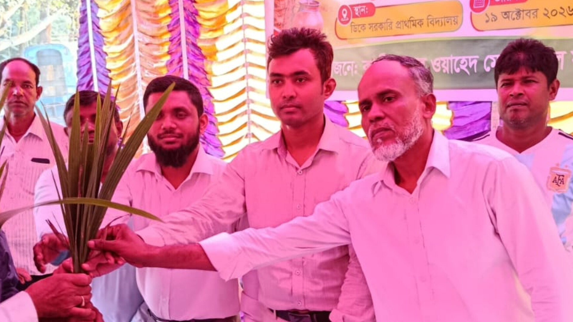 কালীগঞ্জে ৫ হাজার খেজুর গাছের চারা বিতরণ
