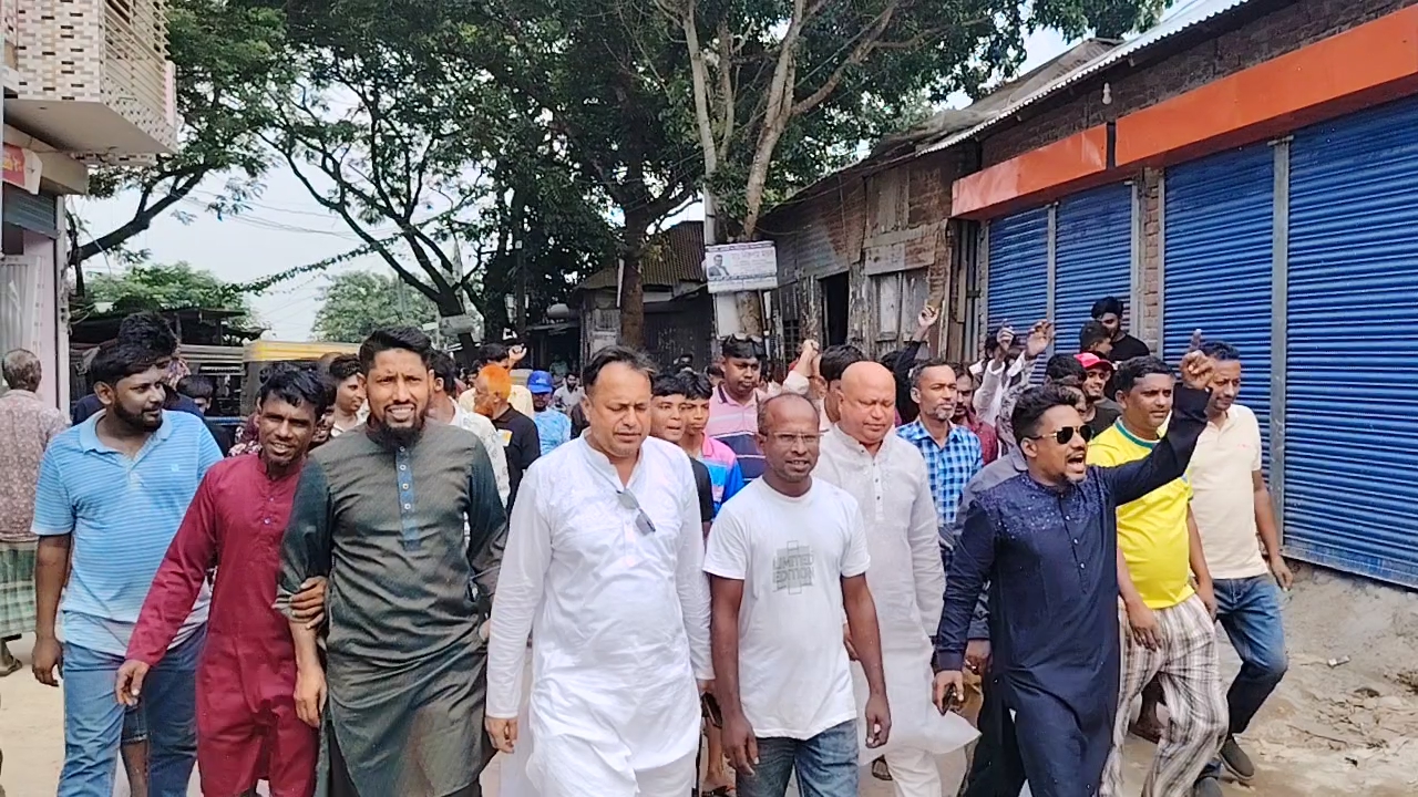 নিষিদ্ধ ঘোষিত আওয়ামী লীগের নৈরাজ্যের প্রতিবাদে লোহাগড়ার কোটাকোলে বিএনপির বিক্ষোভ মিছিল অনুষ্ঠিত