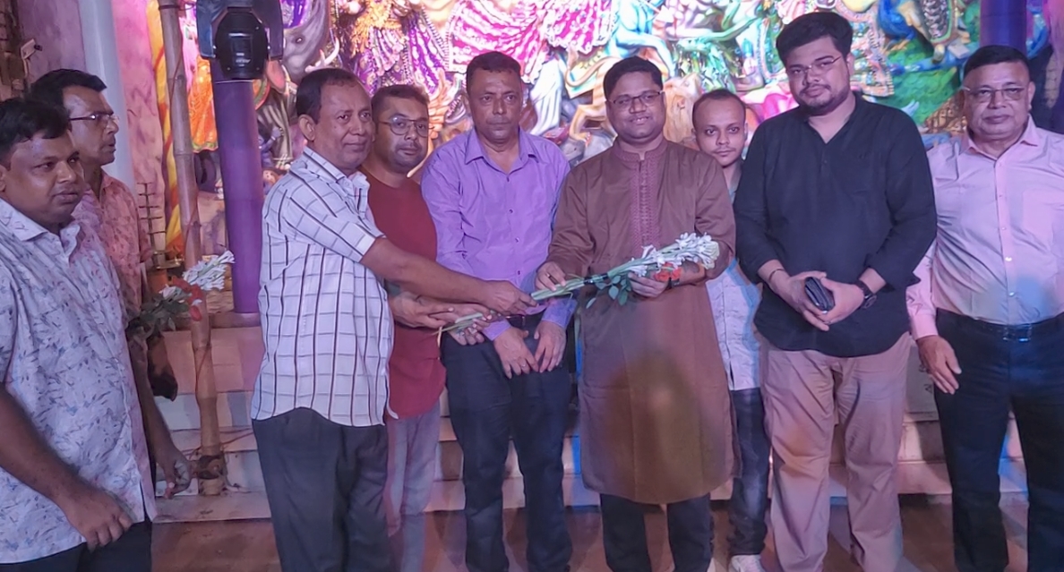লোহাগড়া পৌরসভার বিভিন্ন দুর্গাপূজা মন্দির পরিদর্শন করলেন উপজেলা নির্বাহী কর্মকর্তা এস এম মুস্তাফিজুর রহমান