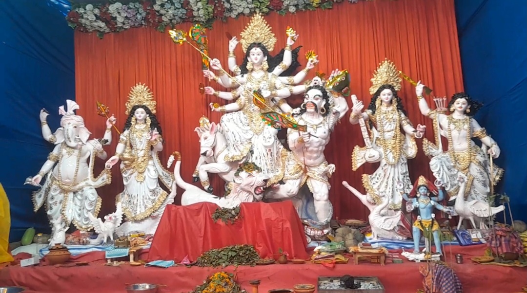 নেত্রকোনায় দেবী দুর্গার বিসর্জনের মাঝে উৎসবের সমাপ্তি