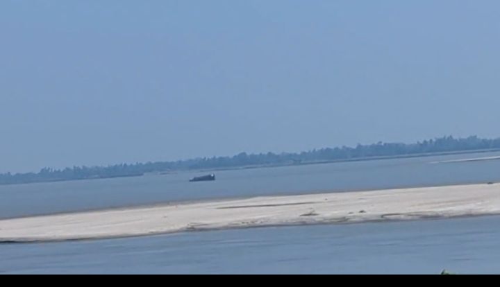 সুন্দরগঞ্জে ব্রহ্মপুত্র নদ থেকে বালু উত্তোলনের অভিযোগ, নীরব প্রশাসন