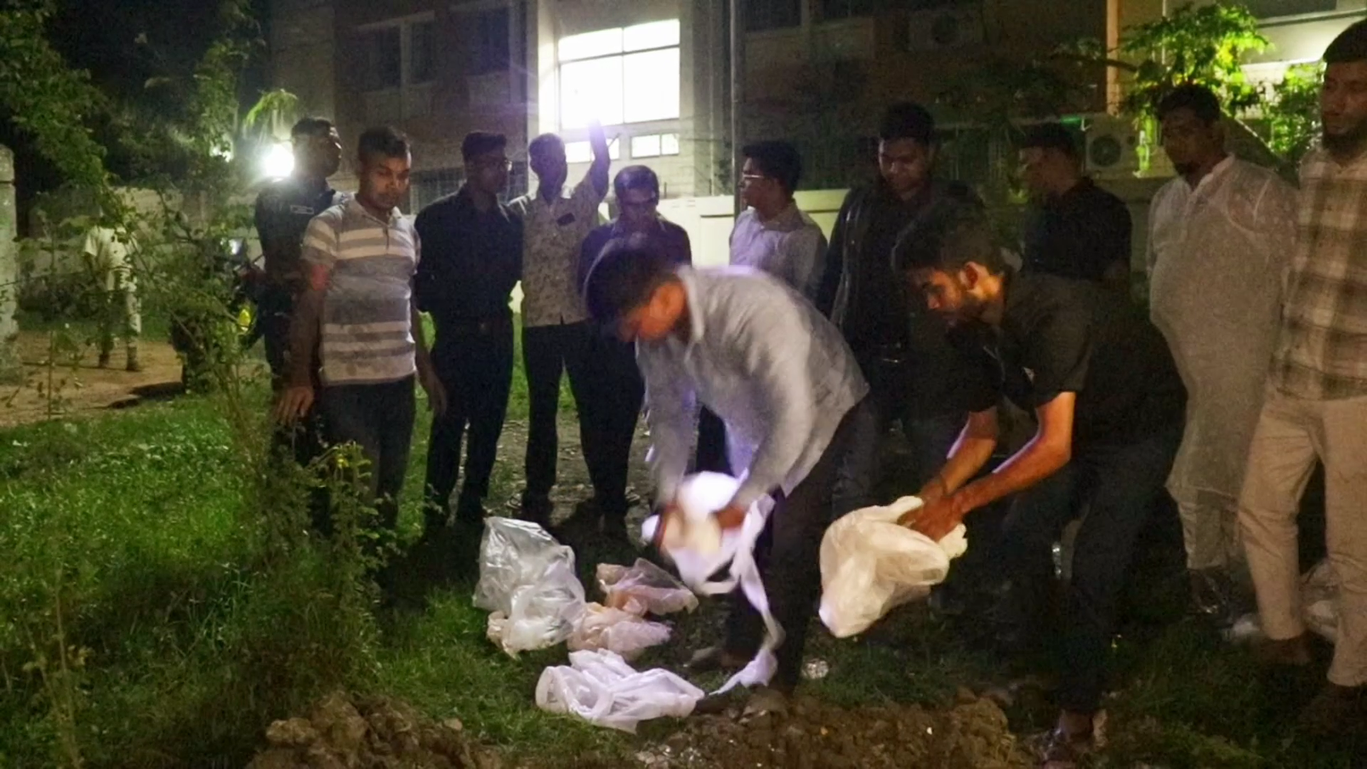 নাটোরে মৌচাকের কারখানায় অভিযান, ২ লাখ টাকা জরিমানা ও সিলগালা